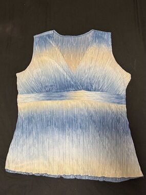 Source Unknown Blue and Cream Sleeveless V‑Neck Ombre Top